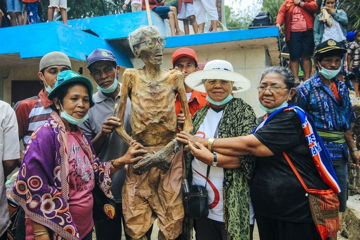 Ma’nene ritual in Toraja with preserved corpse and family ceremony